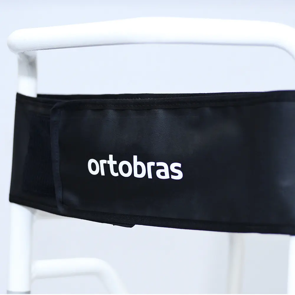 Logo Ortobrás na cadeira de rodas para banho