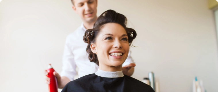 Mulher fazendo o cabelo em um salão de beleza