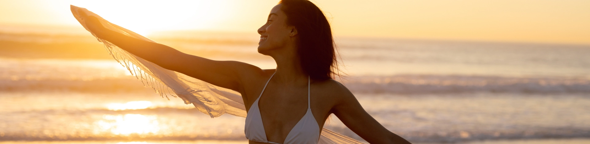 Mulher de bikini branco com uma praia ao fundo